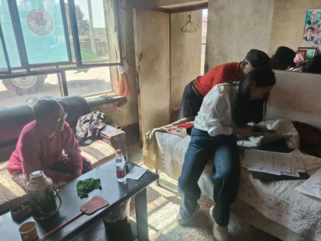 “安全行走 健康无忧”送老人一个防跌包